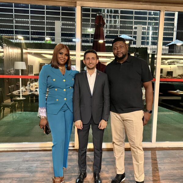 1.1 Türkiye’ye yatırım yapmak isteyen Nijeryalı müvekkillerle güzel bir akşam yemeğinde bir araya geldik.