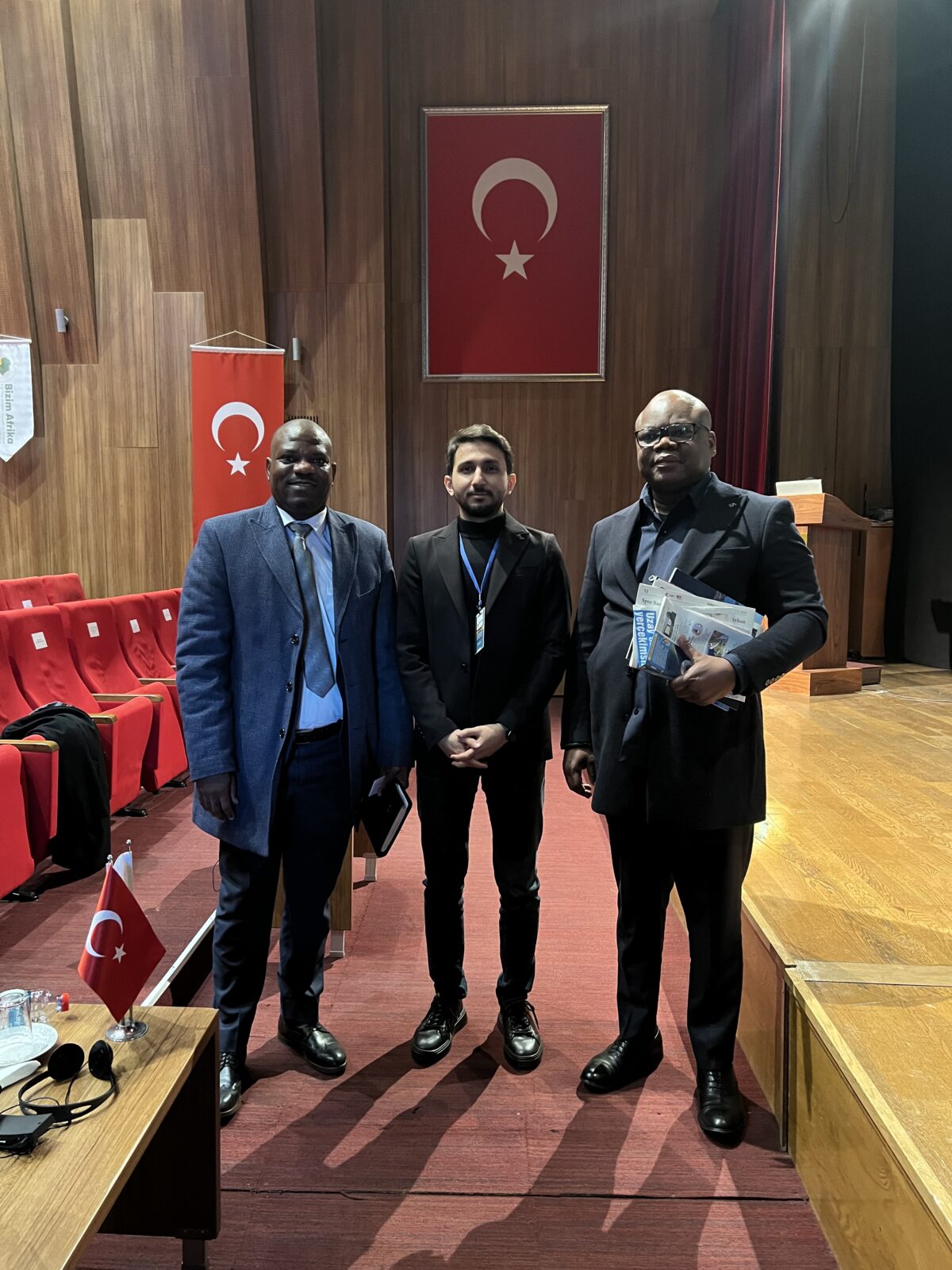 Angola Cumhuriyeti İstanbul Başkonsolosluğu Sayın Domingos Camilo ile Türkiye-Afrika arasında yapılan ticaretlerin hukuk güvenliğini sağlamak için bir aradayız. Angola Cumhuriyeti İstanbul Başkonsolosluğu Sayın Domingos Camilo ile Türkiye-Afrika arasında yapılan ticaretlerin hukuk güvenliğini sağlamak için bir aradayız.