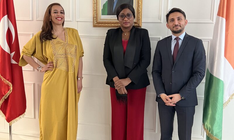 Nous avons discuté de la Journée de l’investissement africain 2024 (conférence en anglais) et des projets TURCAF (Turquie – Plateforme des exportateurs africains), de nos coopérations et de nos clients africains avec l’ambassadrice de Côte d’Ivoire à Ankara, Madame Khadidjata Touré. Nous avons discuté de la Journée de l’investissement africain 2024 (conférence en anglais) et des projets TURCAF (Turquie – Plateforme des exportateurs africains), de nos coopérations et de nos clients africains avec l’ambassadrice de Côte d’Ivoire à Ankara, Madame Khadidjata Touré.